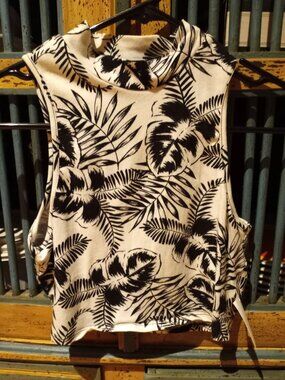 Charlotte Russe Black and White Tropical Leaf Print Crop Top